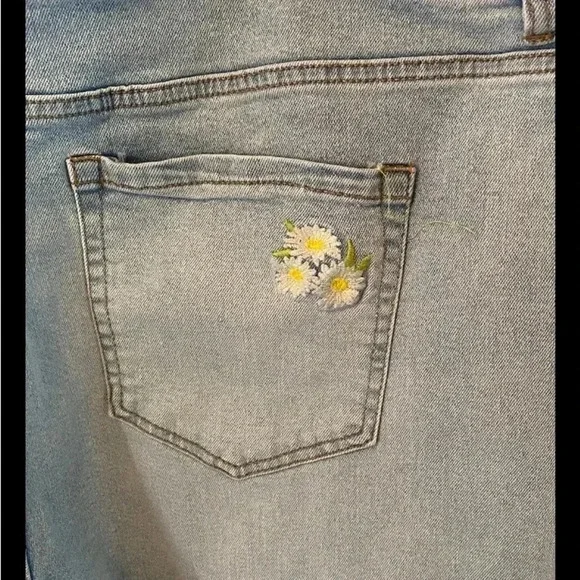 Lane Bryant Denim Shorts Emroidered Daisies sz 20 raw edge - Picture 5 of 6